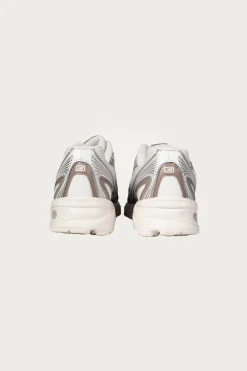 New Balance 740 - Sea Salt/Mushroom< Footwear