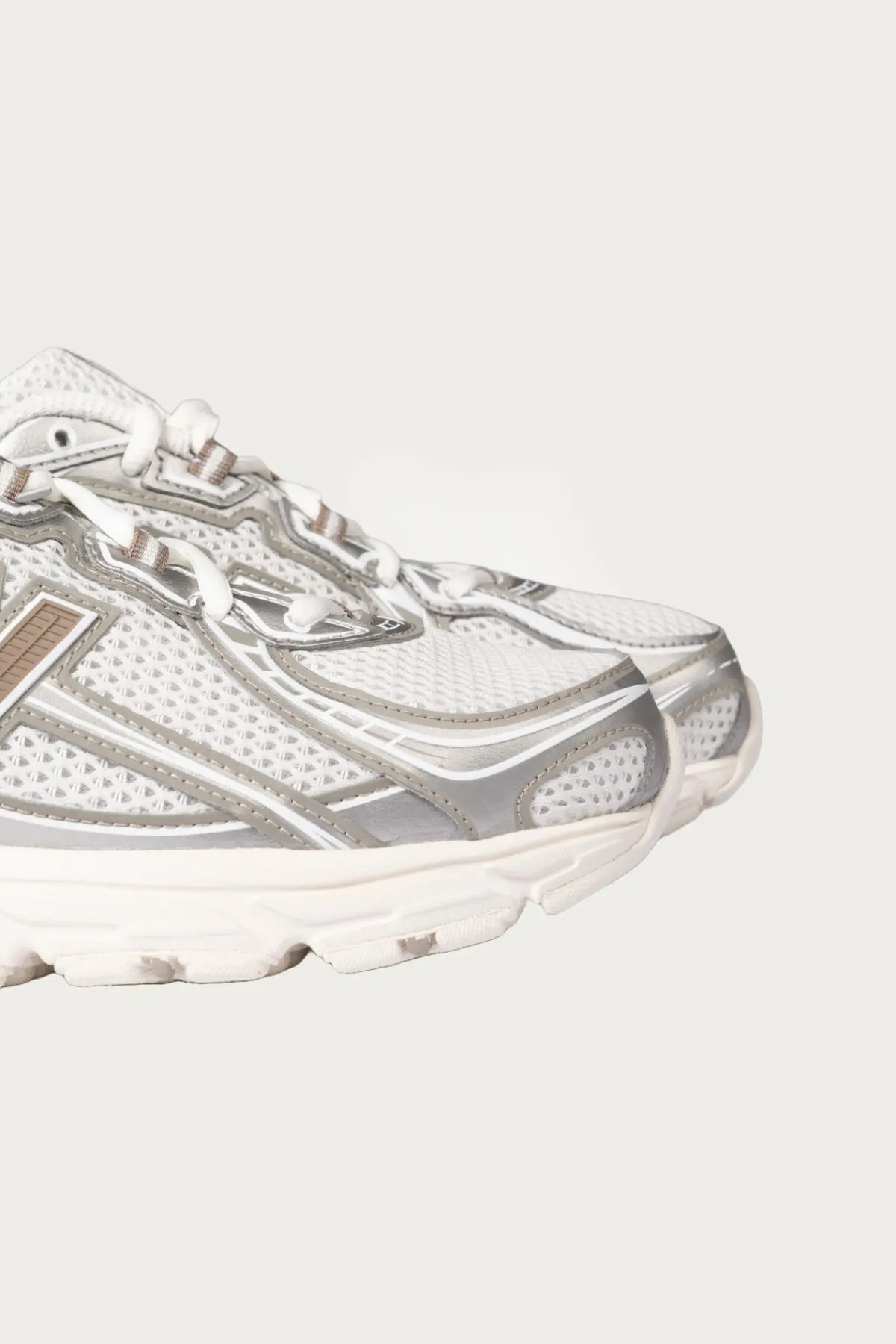 New Balance 740 - Sea Salt/Mushroom< Footwear