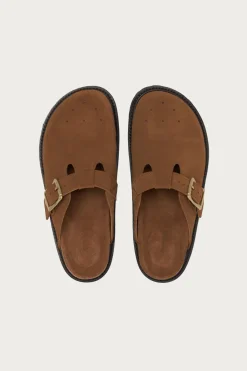 Hender Scheme Buggs Seude Clog - Camel< Footwear
