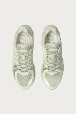 ASICS Gel-Kayano 20 - Fossil/Cream< Footwear