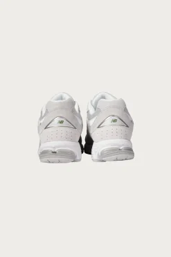 New Balance 2002R - Linen/Raincloud< Footwear